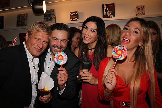Sportmoderator Gerhard Leinauer, PR-Mann Pedro Da Silva, Moderatorin Alexandra Polzin und Moderatorin Gülcan Kamps ließen es sich am Süßigkeitentisch gutgehen (©Foto: Martin Schmitz)